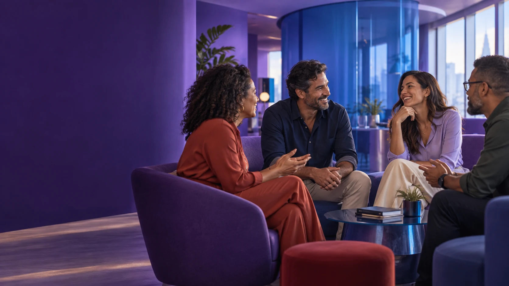 Cena ilustrativa de profissionais trocando ideias em um ambiente de trabalho